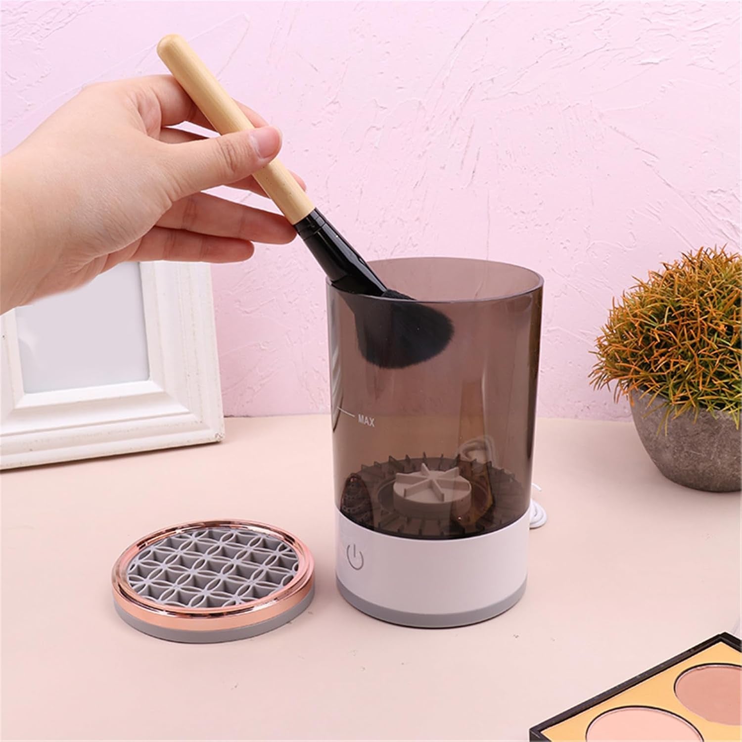 Revolutionary Automatic Electric Makeup Brush Cleaner – The Essential Tool for Every Makeup Enthusiast!